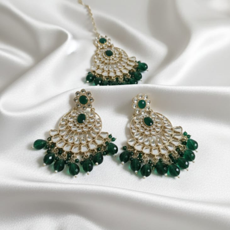 Heavy Kundan or Polki style large earrings and coordinating Maang Tikka - Image 5