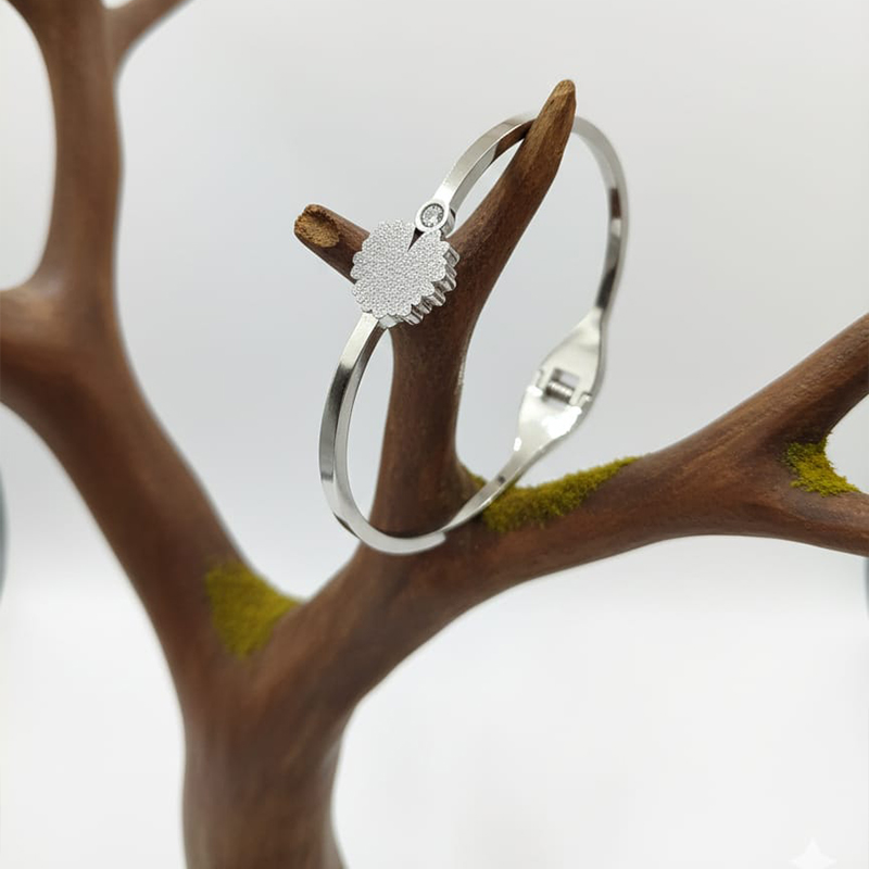 Beautiful Bangle or cuff style bracelet Stainless steel Openable - Image 2