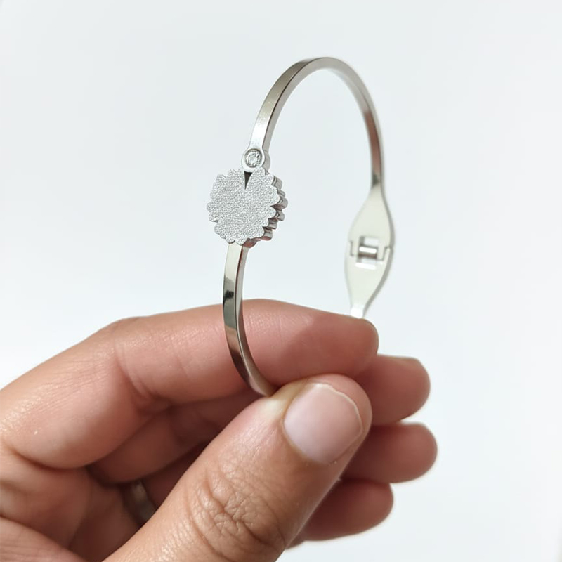 Beautiful Bangle or cuff style bracelet Stainless steel Openable - Image 4