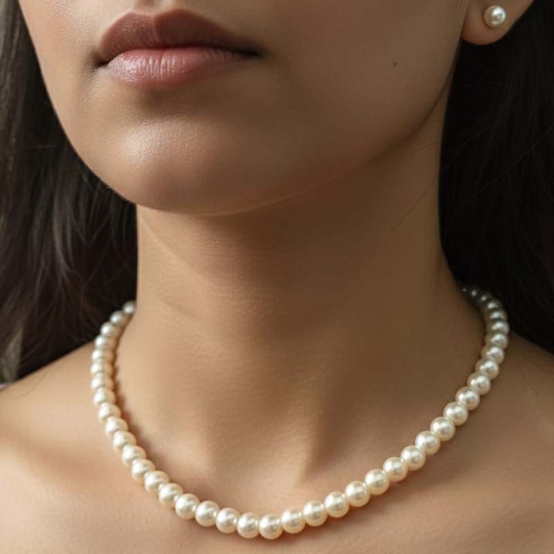 Beautiful delicate pearl necklace with matching stud earrings - Image 3
