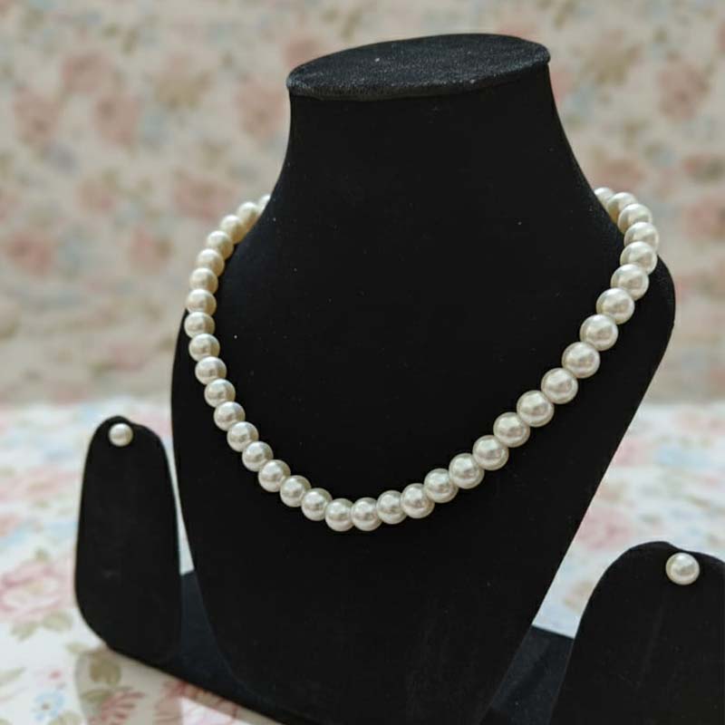 Beautiful delicate pearl necklace with matching stud earrings - Image 4