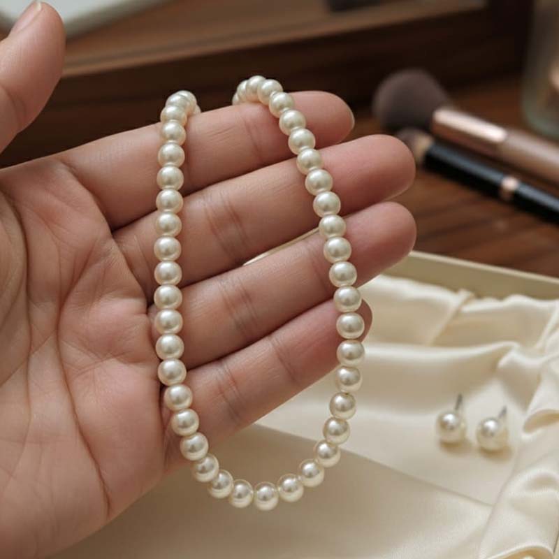 Beautiful delicate pearl necklace with matching stud earrings - Image 2