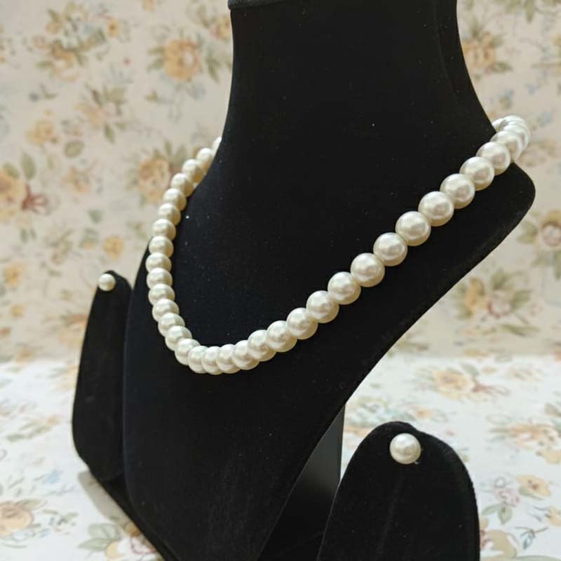 Beautiful delicate pearl necklace with matching stud earrings - Image 7