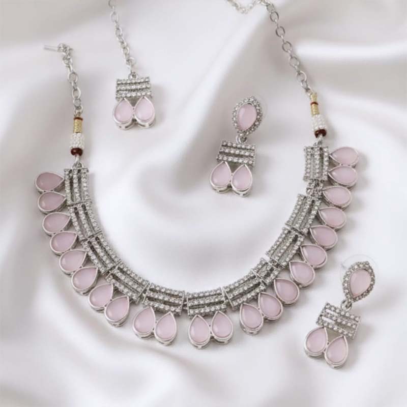 Gorgeous choker-style, pear-shaped Necklace with earrings and mang tikka - Image 3