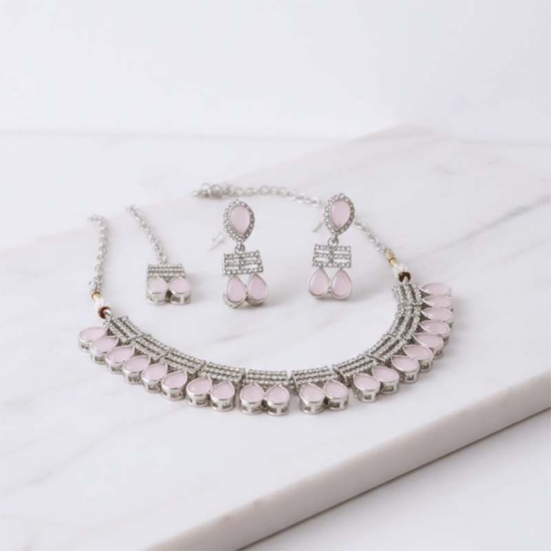 Gorgeous choker-style, pear-shaped Necklace with earrings and mang tikka - Image 4