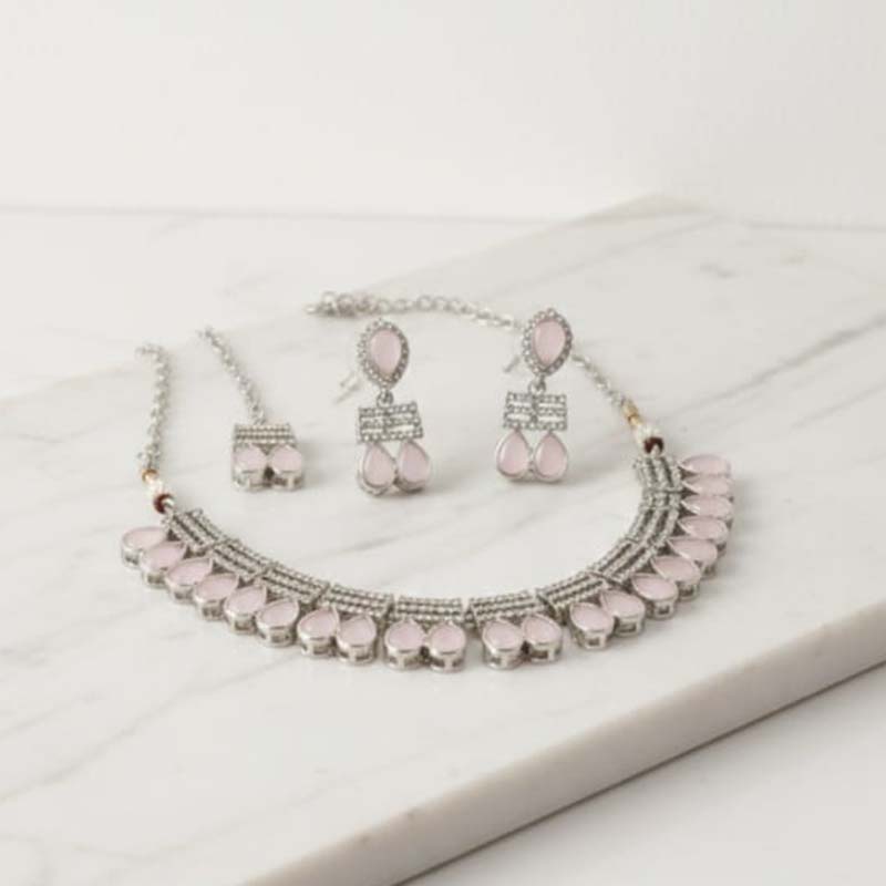 Gorgeous choker-style, pear-shaped Necklace with earrings and mang tikka - Image 5
