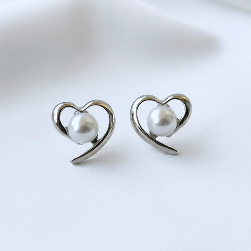 Classy Heart-shaped, round white pearl stud earrings - Image 3