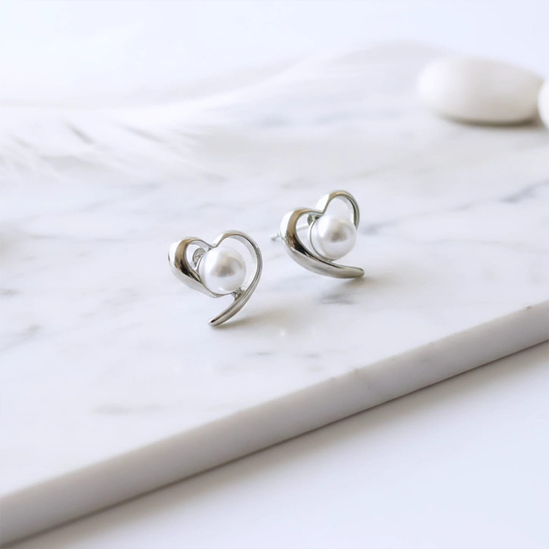 Classy Heart-shaped, round white pearl stud earrings - Image 2