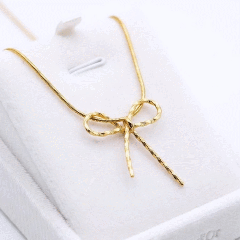 Luxurious bow shape, gold-toned pendant