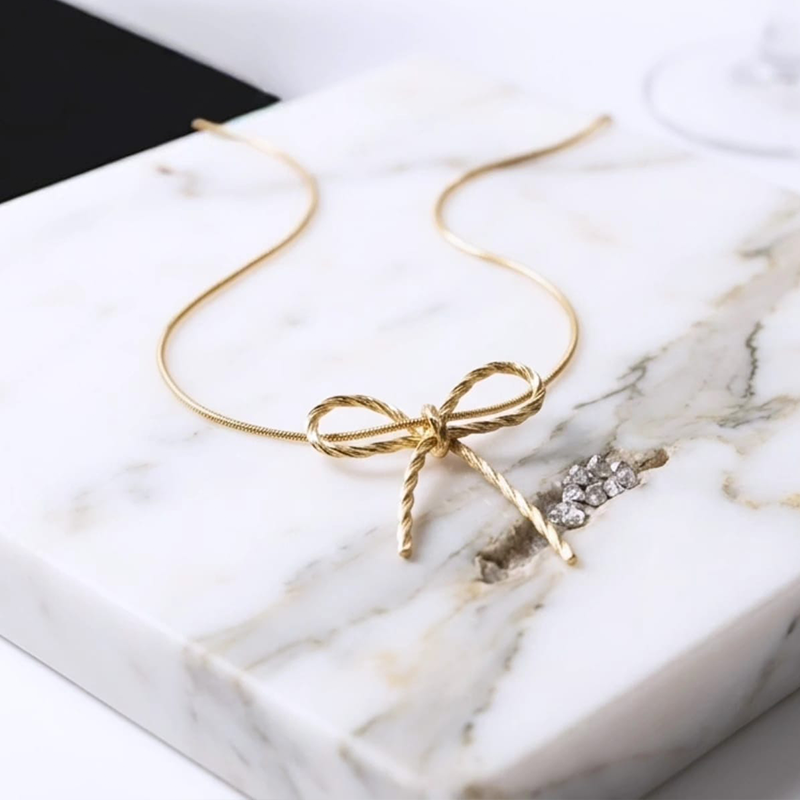 Luxurious bow shape, gold-toned pendant - Image 3