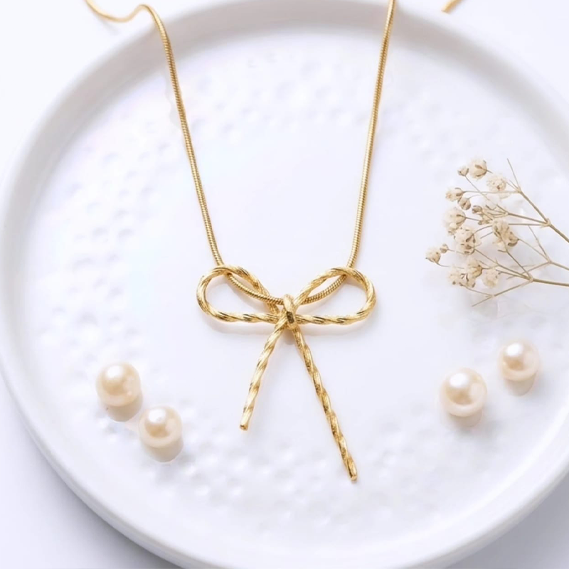 Luxurious bow shape, gold-toned pendant - Image 6