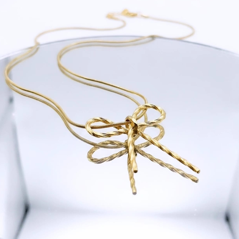 Luxurious bow shape, gold-toned pendant - Image 4