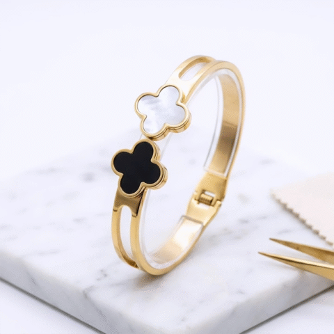 Stunning clover-shaped (quatrefoil) charms, gold-toned bangle bracelet