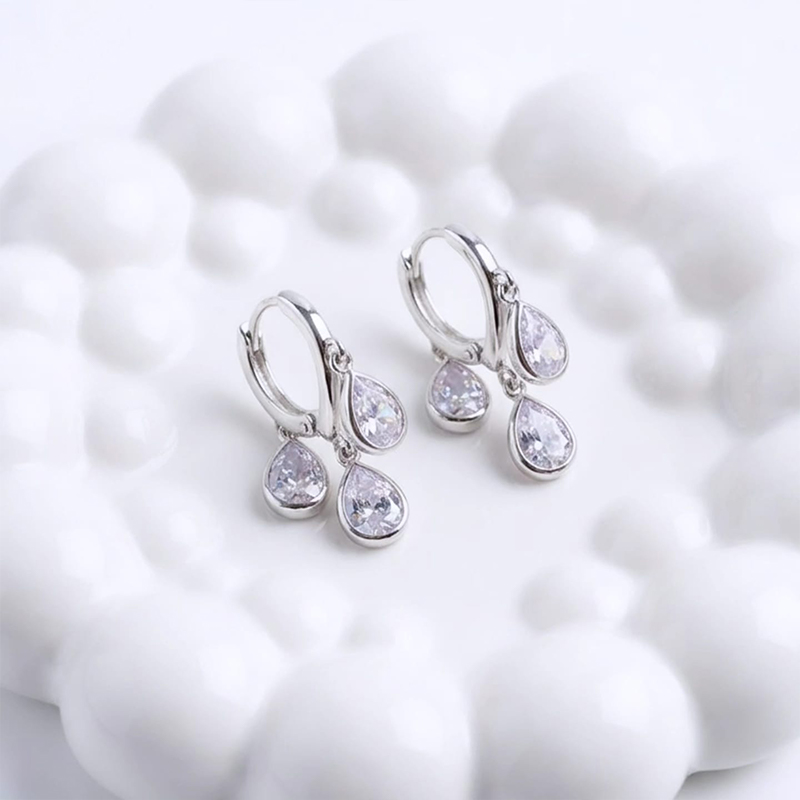 Stunning three dangling pear-cut charms earrings - Image 3