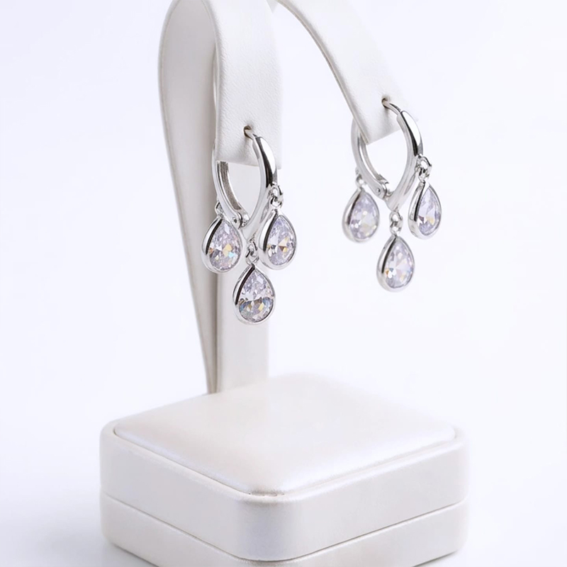 Stunning three dangling pear-cut charms earrings - Image 2
