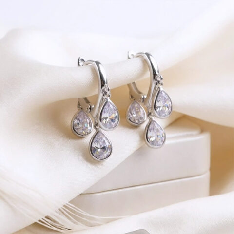 Stunning three dangling pear-cut charms earrings