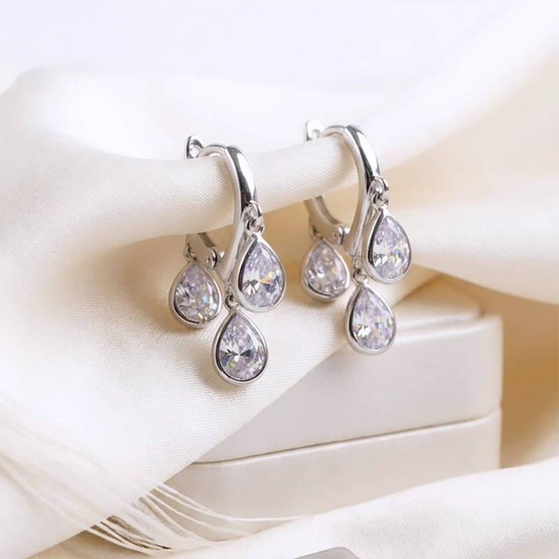 Stunning three dangling pear-cut charms earrings