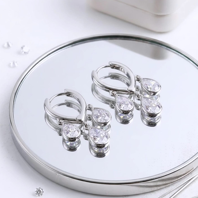 Stunning three dangling pear-cut charms earrings - Image 4