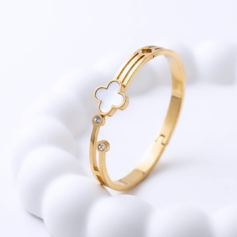 Stunning four-leaf clover motif, bezel-set clear crystals anti tarnish bracelet - Image 3