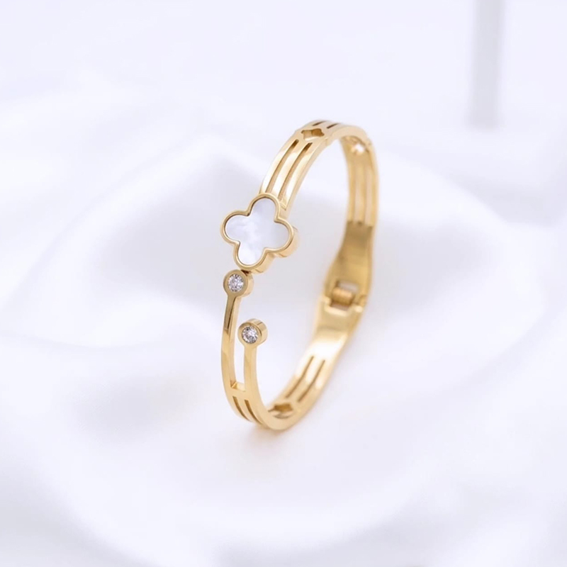 Stunning four-leaf clover motif, bezel-set clear crystals anti tarnish bracelet - Image 4