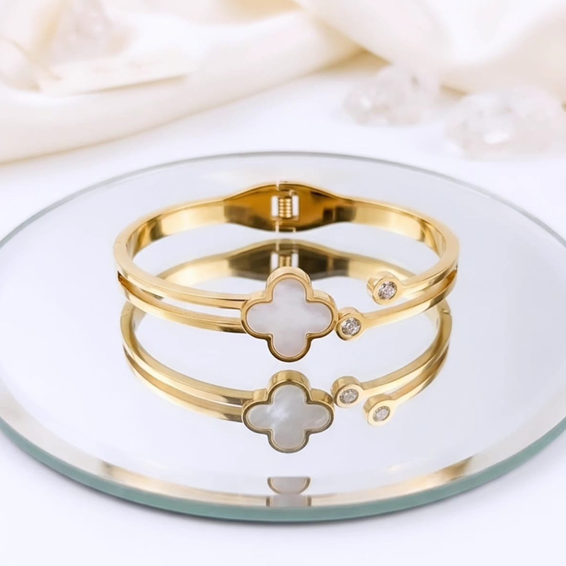 Stunning four-leaf clover motif, bezel-set clear crystals anti tarnish bracelet - Image 5