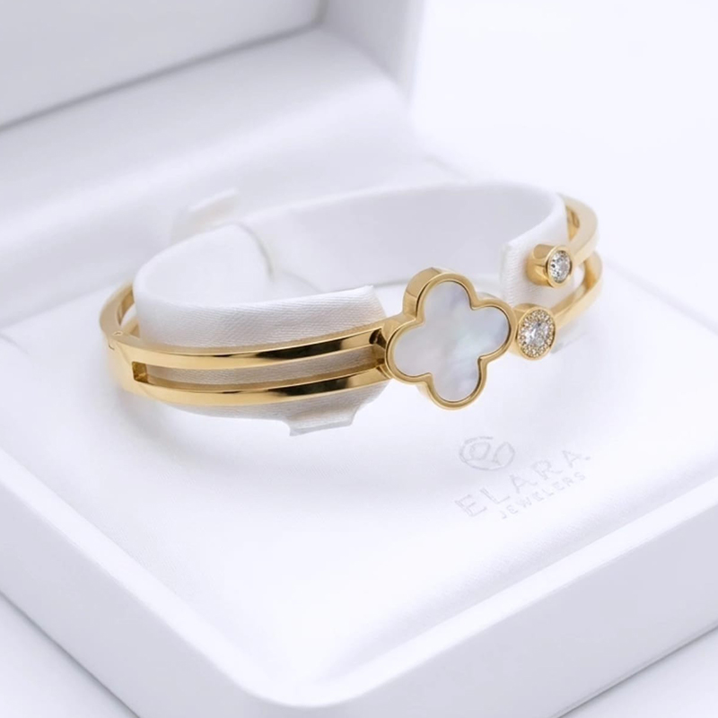 Stunning four-leaf clover motif, bezel-set clear crystals anti tarnish bracelet