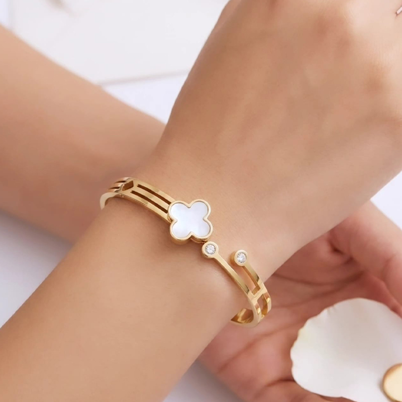 Stunning four-leaf clover motif, bezel-set clear crystals anti tarnish bracelet - Image 9