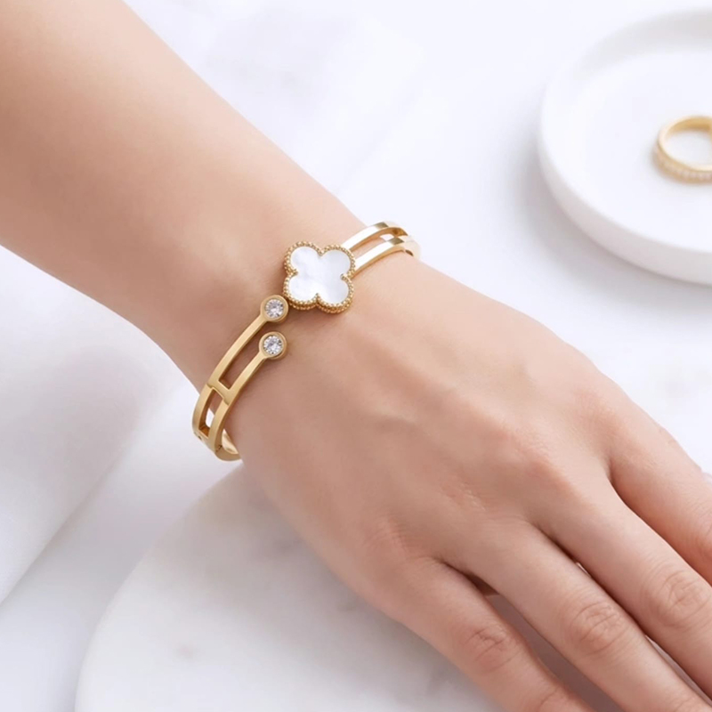 Stunning four-leaf clover motif, bezel-set clear crystals anti tarnish bracelet - Image 7