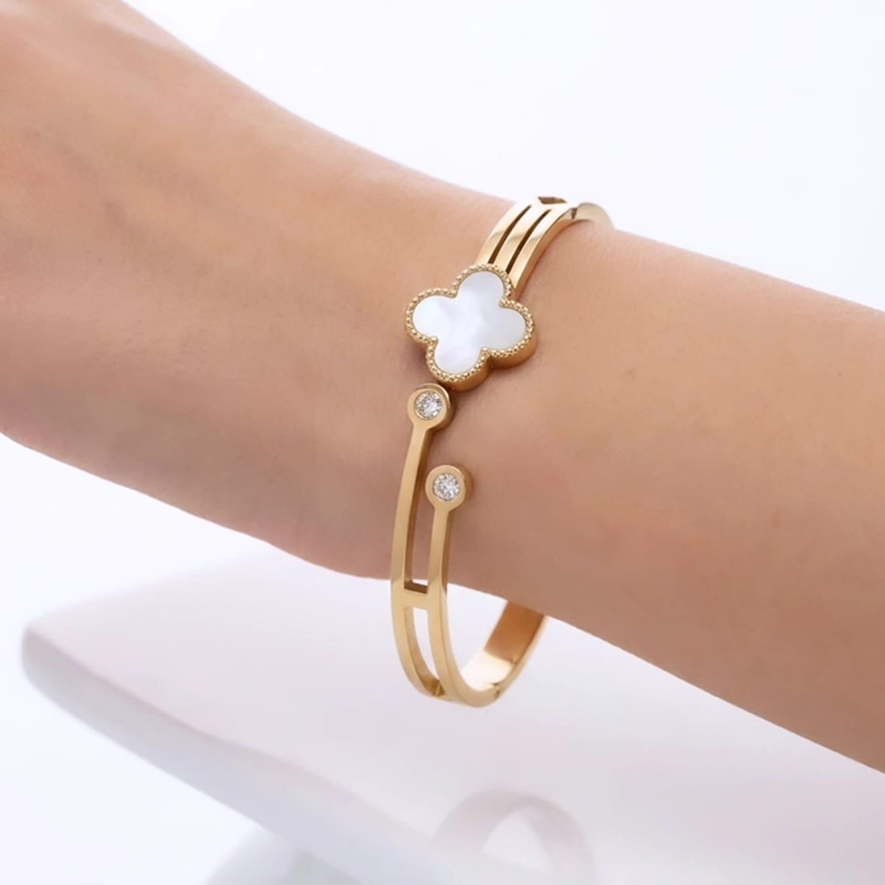 Stunning four-leaf clover motif, bezel-set clear crystals anti tarnish bracelet - Image 8