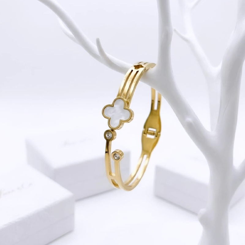 Stunning four-leaf clover motif, bezel-set clear crystals anti tarnish bracelet - Image 6